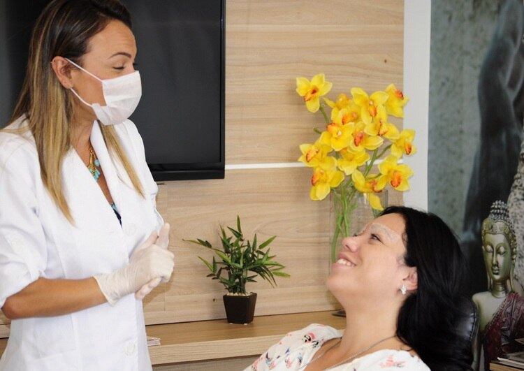 Luana ganhou o tratamento após pedir ajuda no programa Balanço Geral. Depois de assistir à reportagem, a profissional Vanessa Silveira ficou comovida com a história e abriu as portas da VS Clínicas de Micropigmentação, em São Paulo, para a jovem. Vanessa contou que esse foi um dos trabalhos mais complicados que já realizou.
— Apresentei o caso no Congresso Científico Internacional de Dermopigmentação esta semana, em São Paulo, para mostrar o caso para outros colegas da minha área