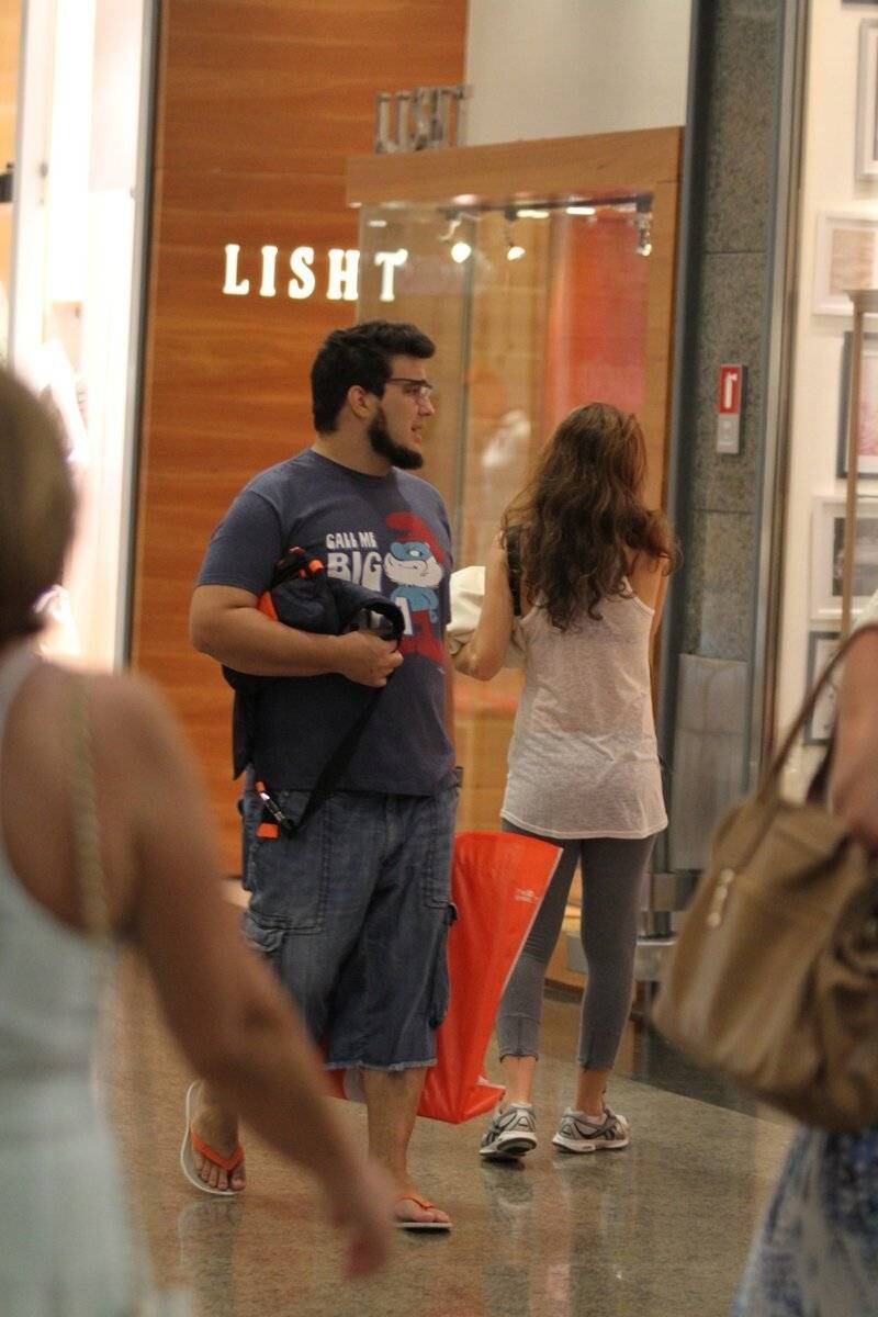 Na imagem, o ator ainda aparece rechonchudo, mas bem menor do que estava quando saiu de licença do Vídeo Show