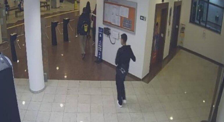 Imagem de câmera de segurança mostra estudante saindo do curso técnico