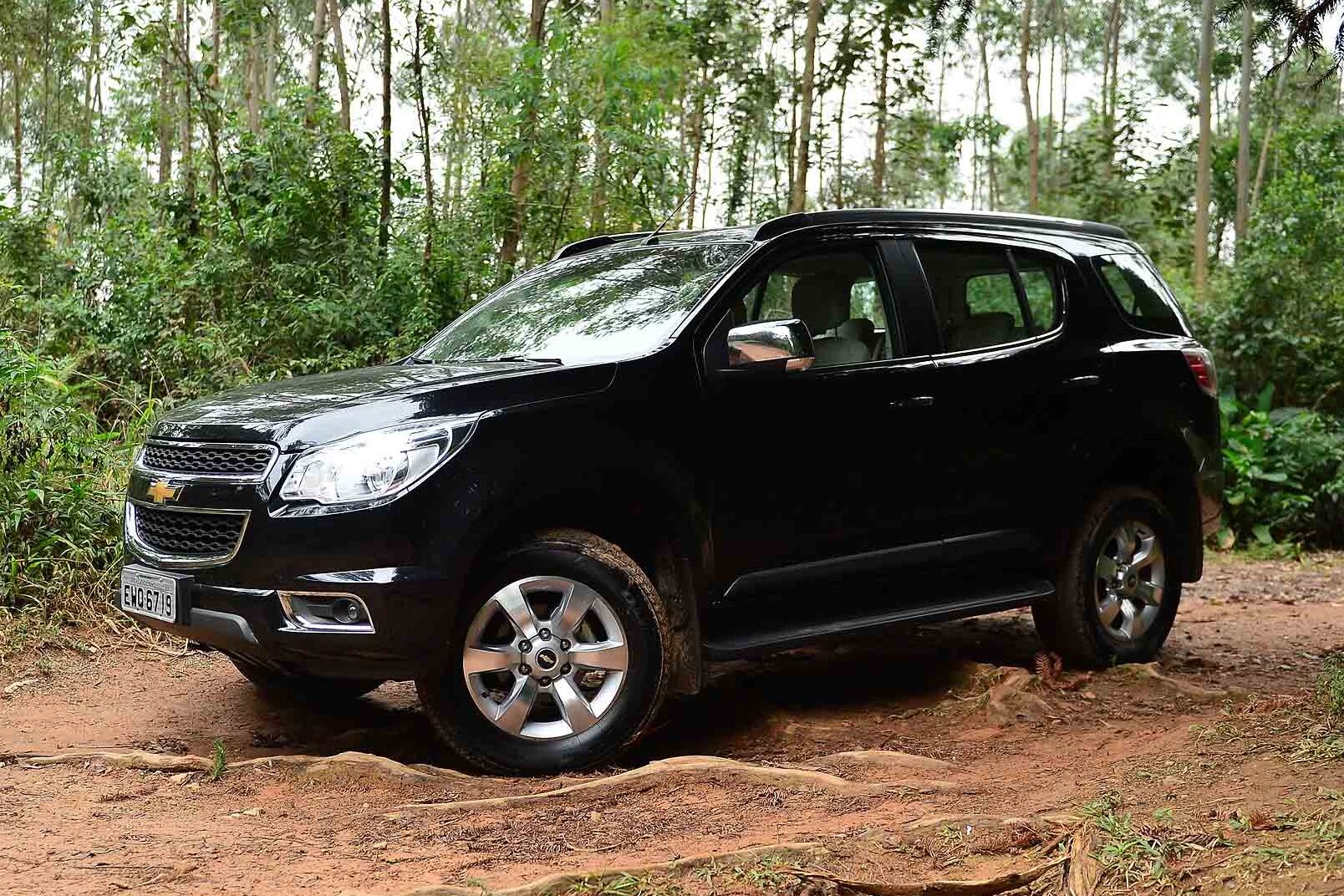 Vai fazer baliza ou passar por lugares estreitos? Melhor tomar cuidado: além do diâmetro de giro ser elevado, o que complica manobras, o Trailblazer não tem sensor de estacionamento dianteiro nem câmera de ré — ambos os itens são oferecidos como acessórios na concessionária e cobrados à parte. Leia a avaliação completa

Quer saber tudo sobre carros? Acesse www.r7.com/carros