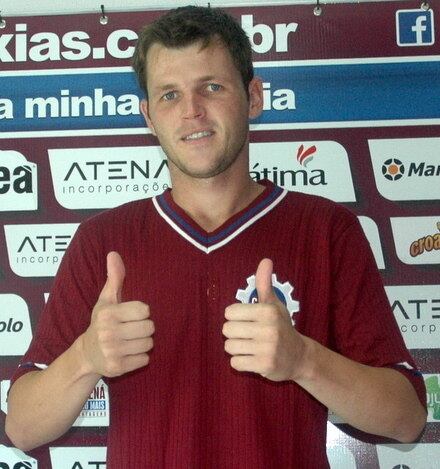 Nestes cinco anos de contrato perambulou por empréstimo por
várias equipes. Vitória, Estoril-POR, Guarani, Botafogo-SP, Bragantino, Caxias (foto) e por último Tigres-RJ. A maior sequência de jogos aconteceu no Bragantino, em
2014. Foram 20 partidas