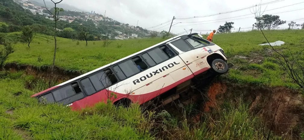 Micro-ônibus perdeu a força e caiu em ribanceira