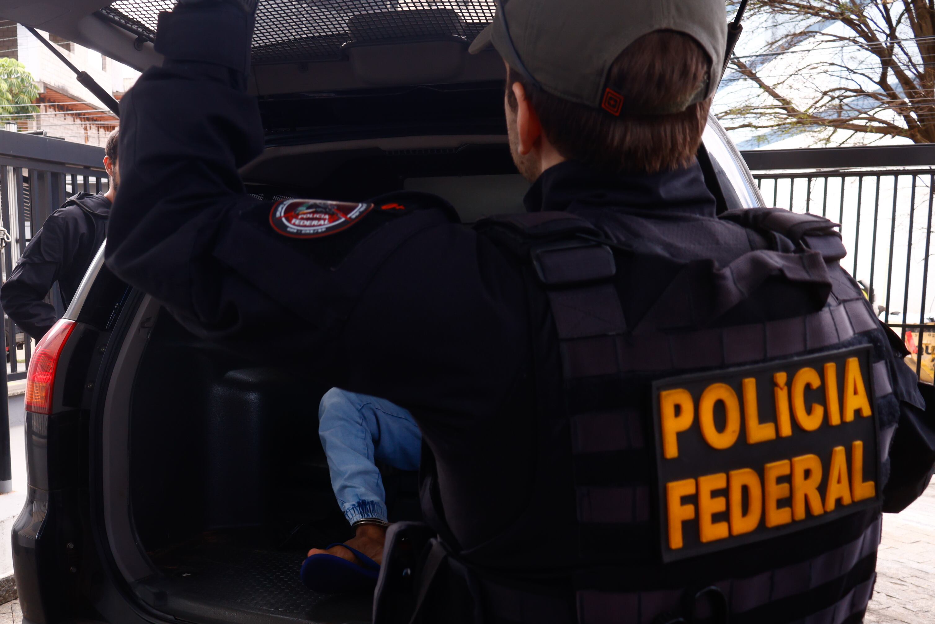 SP - OPERAÇÃO/ABUSO SEXUAL INFANTOJUVENIL - GERAL - Movimentação na Polícia Federal de Campinas, no interior de São Paulo,  nesta   quinta-feira, 29. A Polícia Federal deflagrou, nesta quinta-feira, 29, a Operação   Apanhador de Sonhos. As investigações apuram a posse e o compartilhamento de   material contendo abuso sexual de crianças e adolescentes. Durante a operação,   duas pessoas foram presas em flagrante, e foram apreendidos também dispositivos   eletrônicos que serão submetidos à análise pericial, a fim de aprofundar a   apuração dos fatos. A Polícia Federal reforça a importância da atenção permanente   de pais e responsáveis quanto à utilização da internet por crianças e adolescentes   e destaca que o monitoramento, o diálogo e a orientação são medidas essenciais   para a proteção no ambiente digital.   29/01/2026 - Foto: DENNY CESARE/CÓDIGO19/ESTADÃO CONTEÚDO