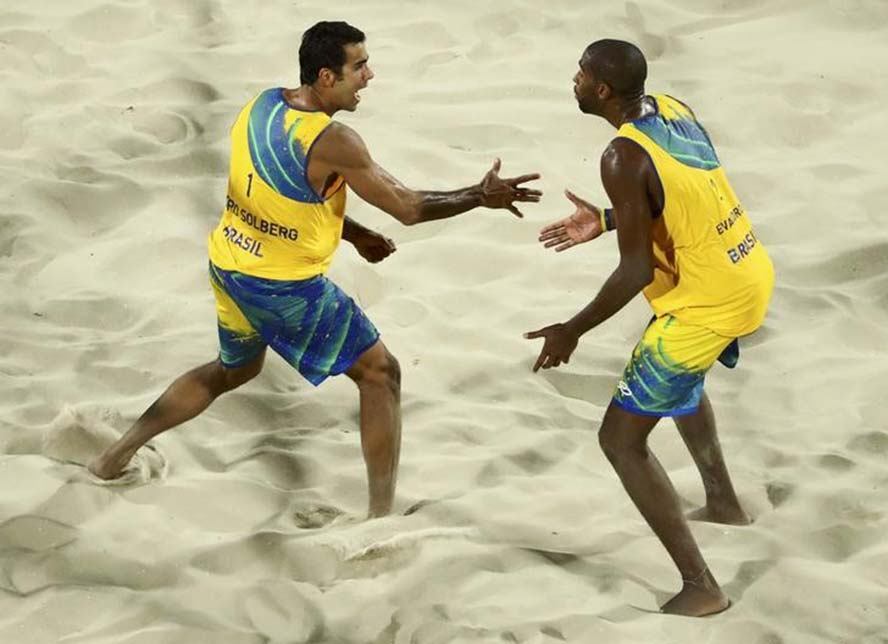 A dupla
brasileira Pedro Solberg e Evandro, do vôlei de praia, voltam à areia de
Copacabana para enfrentar a dupla canadense Chaim Schalia e Ben Saxton. Eles
tentam se recuperar da derrota sofrida no domingo para os cubanos Nivaldo Diaz
e Sergio por 2 sets a 1, parciais de 24-22, 23-21 e 15-13.



A
partida começa às 10h