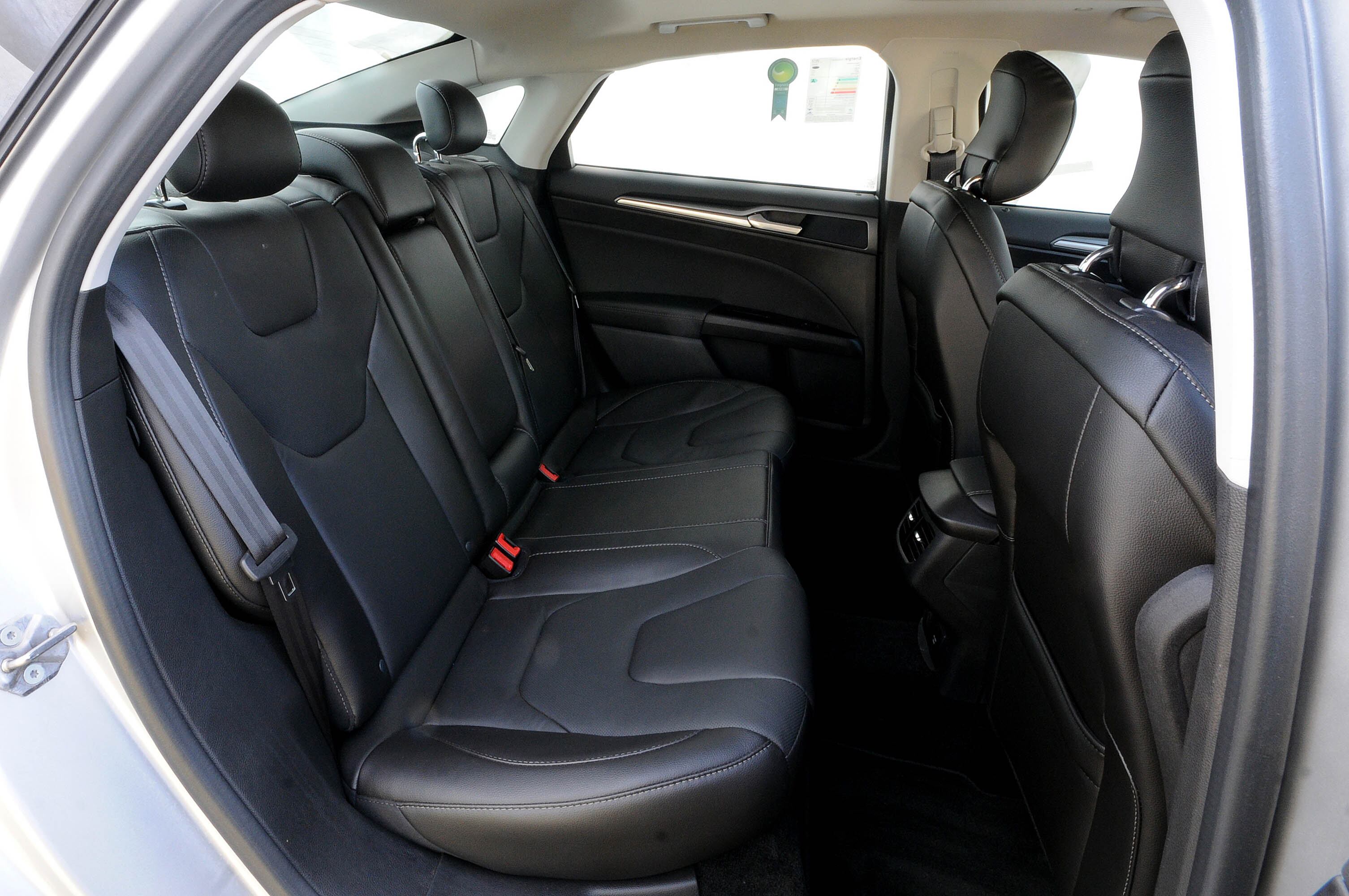 Atrás, o modelo comporta dois adultos com conforto. Segundo a Ford não houve alteração na inclinação do encosto com a colocação da bateria no porta-malas

Quer saber tudo sobre carros? Acesse www.r7.com/carros
