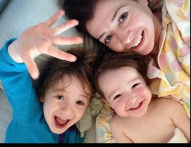 Alyson Hannigan, de How I Met Your Mother, teve Satyana e Keeva, suas duas filhas, em casa