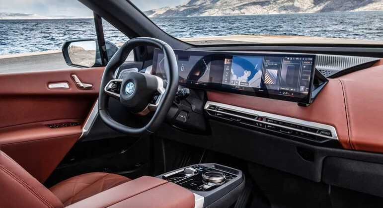 carro traz o sistema BMW ConnectedDrive