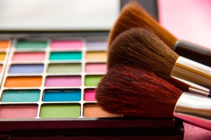 As marcas nacionais de maquiagem também são afetadas
por uma carga tributária que corresponde a mais da metade do valor do produto (51,04%), assim como as importadas (69,04%)
