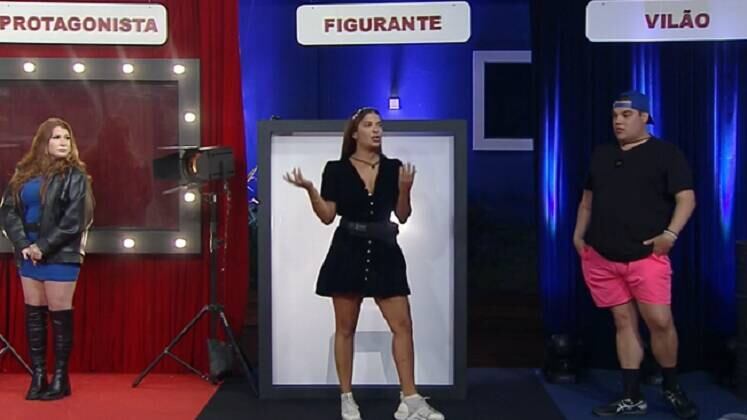 Sentida com o que ouviu de Erick, Ana Paula deixou o
jornalista no palco como vilão. "A Miss Simpatia chegou, ela é perfeita e eu
estou errado", rebateu o colega. Como protagonista, escolheu Giulia Garcia e, como
figurante, Gyselle, que não gostou nem um pouco da justificativa oferecida