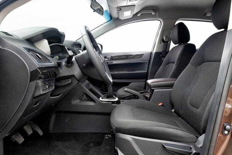 Na dianteira, o motorista conta com ajustes de altura no volante e no banco, que tem espumas de boa rigidez