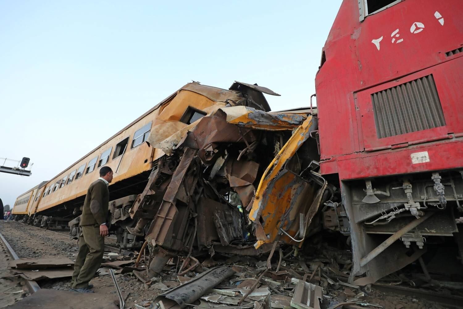 Dois vagões se separaram de um trem de passageiros e se chocaram contra um trem de carga no Egito, causando ao menos 15 mortes. A população do país tem reclamado constantemente por conta da má conservação das ferrovias egípcias