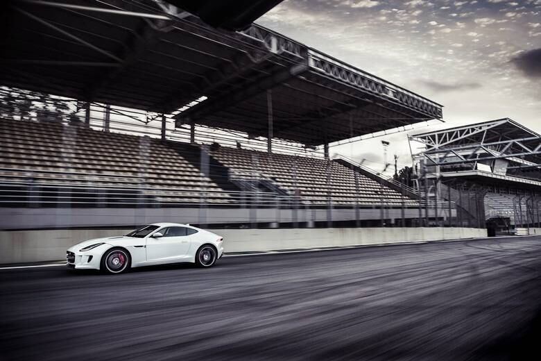 Sucessor espiritual do E-Type, carro mais emblemático da história da Jaguar, o F-Type já é comercializado no Brasil desde agosto de 2013 na versão conversível. Mas caberá ao cupê, que acaba de chegar às lojas, a missão de intimidar os esportivos tradicionais, especialmente o Porsche 911, apontado pela própria marca felina como seu maior rival. Tal empreitada ficará a cargo da "envenenada" versão R, com o motorzão 5.0 V8 Supercharger de 550 cv