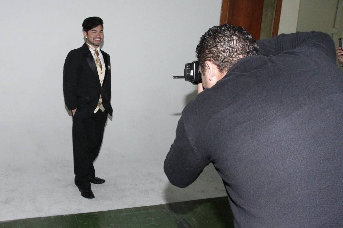Yudi Tamashiro posa de smoking para revista