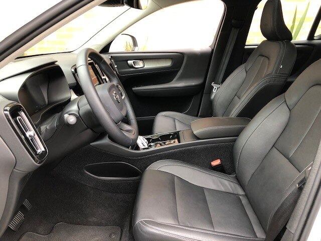 Interior com bancos em couro e o bom acabamento presente em toda a cabine