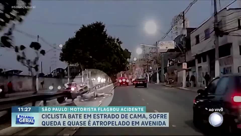 Ciclista bate em estrado de cama, sofre queda e quase é atropelado em avenida de São Paulo