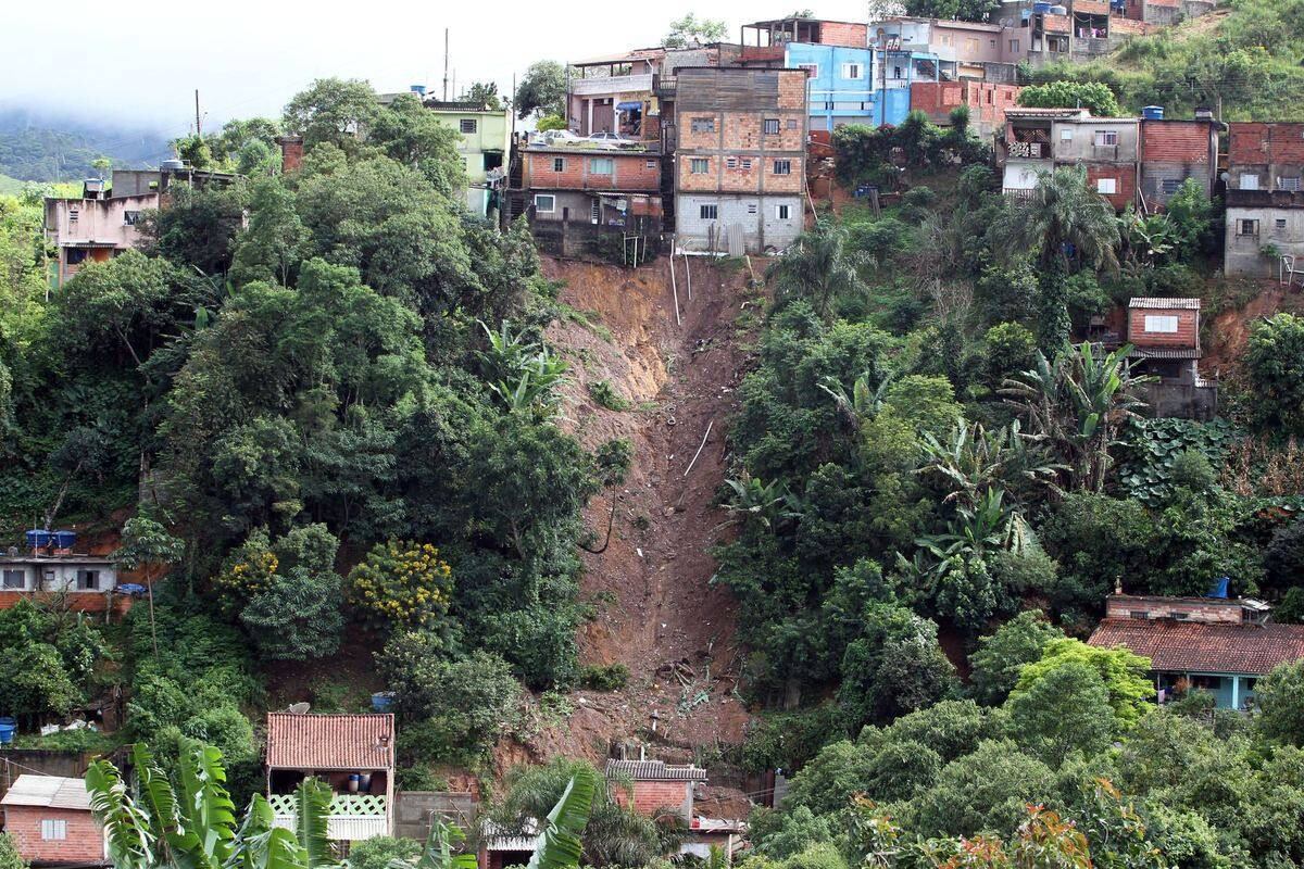De acordo com o Corpo de Bombeiros, ao menos 16 mortes ocorreram na Grande SP e duas no interior paulista, em Itatiba
