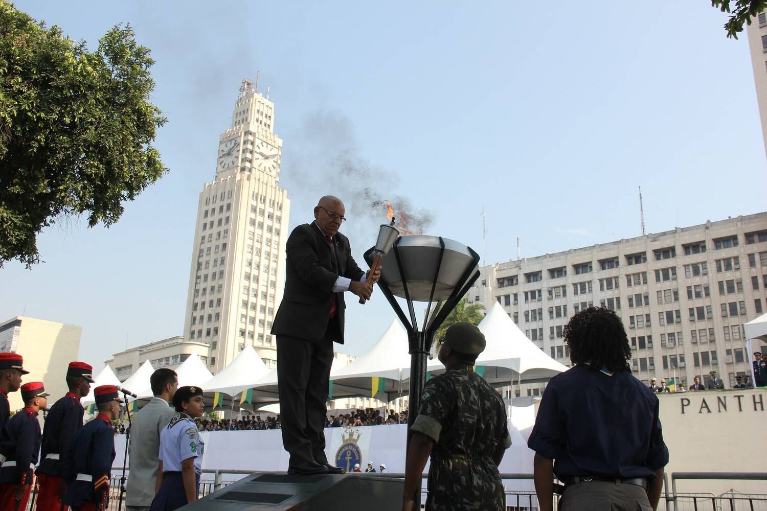 Pouco antes do início do desfile, houve a condução do Fogo Simbólico do Jogos Paralímpicos, que começam hoje na cidade
