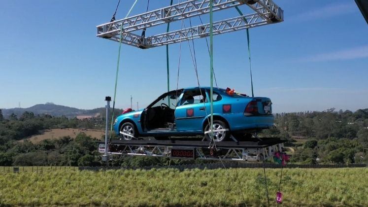 A 20 metros de altura, os casais precisaram usar os enfeites para decorar a parte de fora do carro. Os itens eram: dois conjuntos de bandeirinha, quatro conjuntos de latinha, dois balões, seis corações e duas placas de carro. Cada item que deixassem cair, colocassem no lugar errado ou não pendurassem, adicionaria 30 segundos no tempo final. Quem fizesse no menor tempo, ganhava