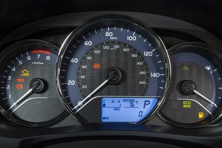 O Corolla europeu apresenta uma tela menor e mais simples, abaixo do maior dos três mostradores analógicos

VEJA TAMBÉM

> Conheça a nova geração do Toyota Corolla norte-americano

> Inundações na Alemanha "engolem" concessionárias e dezenas de carrões de luxo são perdidos

Quer saber tudo sobre carros? Acesse R7.com/carros
