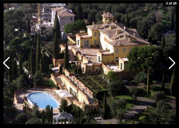 Villa Leopolda - França 


Preço da mansão: R$ 1,6 bilhão (500 milhões de euros) em
2008 



Proprietário: Lily Safra, que tem fortuna estimada em R$ 3,1
bilhões (US$ 1,2 bilhão)



O Rei Leopoldo II teria construído casas à beira do mar para
suas inúmeras amantes. Entre elas, a mansão em questão, de 20 hectares, que foi
avaliada em R$ 1,6 bilhão (500 milhões de euros) em 2008, quando o bilionário
russo Mikhail Prokhorov tentou comprá-la