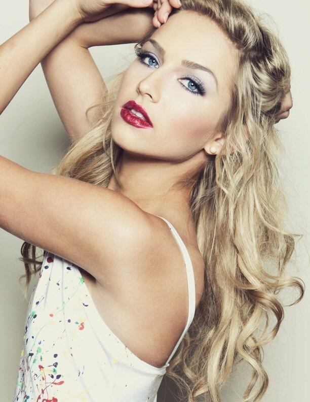 A americana disse em entrevista que isso só aconteceu depois que ela
ganhou o concurso de beleza. Segundo Cassidy, antes do prêmio ela era
"apenas uma jovem garota comum
em seu colégio"
