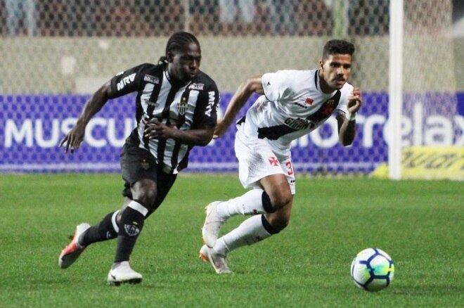 No Estádio Independência, em Belo Horizonte, o meia equatoriano Chará, do Atlético Mineiro, é seguido de perto por vascaíno durante o empate por 0 a 0 que desagradou ambos os times