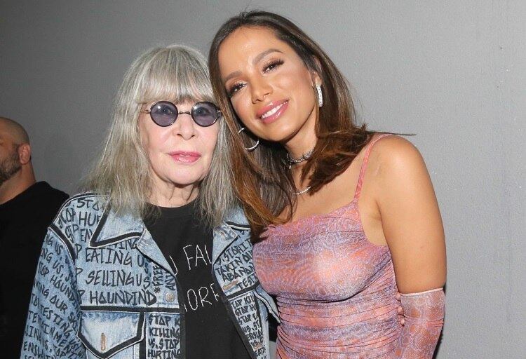 Anitta encontrou Rita Lee no jantar beneficente de Luisa Mell. Com a presença de muitos famosos, o evento aconteceu na noite de quarta-feira (11), no bairro da Vila Olímpia, em São Paulo