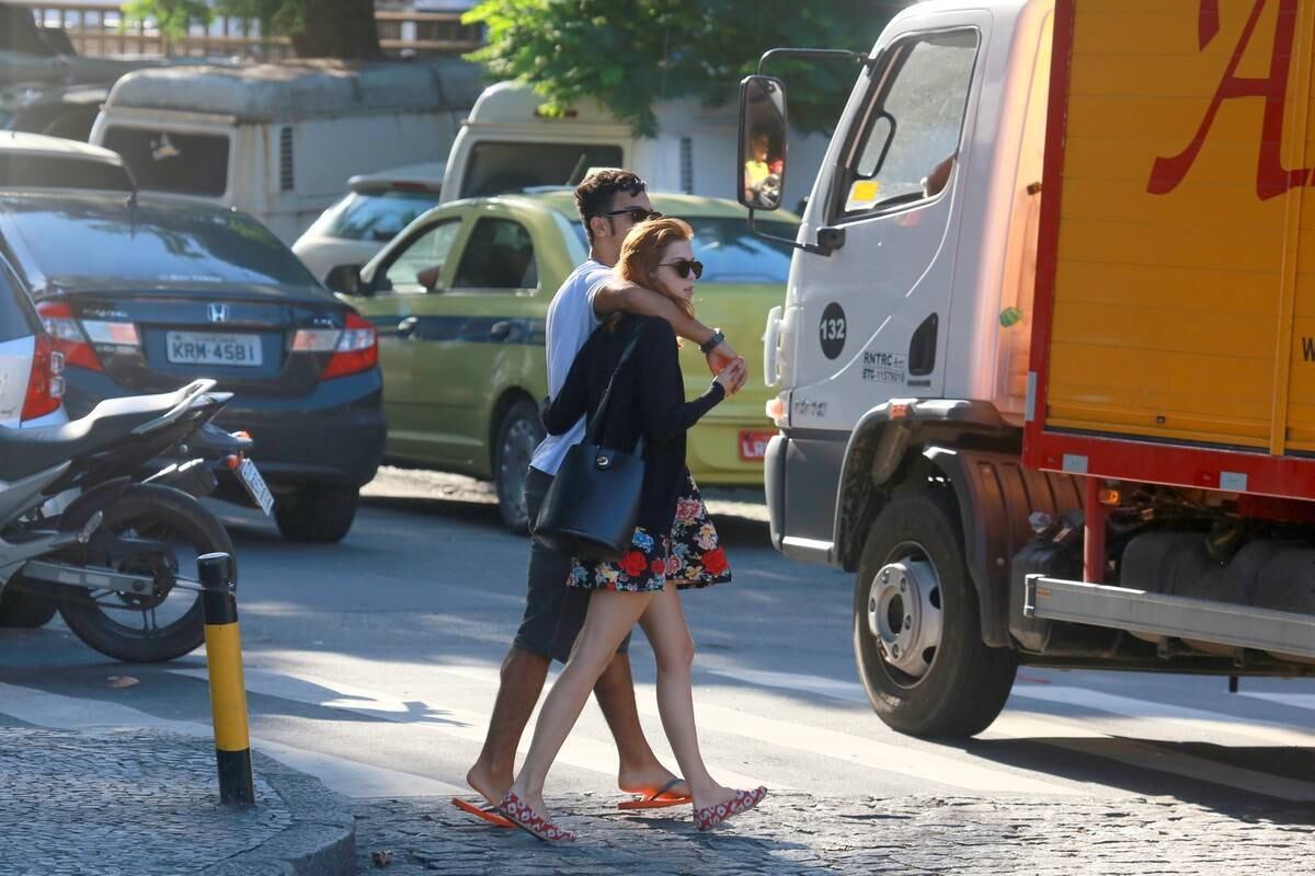 Segundo o jornal O Dia, a mãe do ator não aprova a decisão do filho já ir morar junto com a atriz 