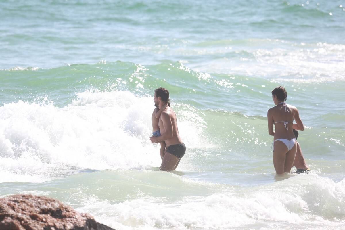 Sophie Charlotte e Daniel de Oliveira se divertem em praia com a família