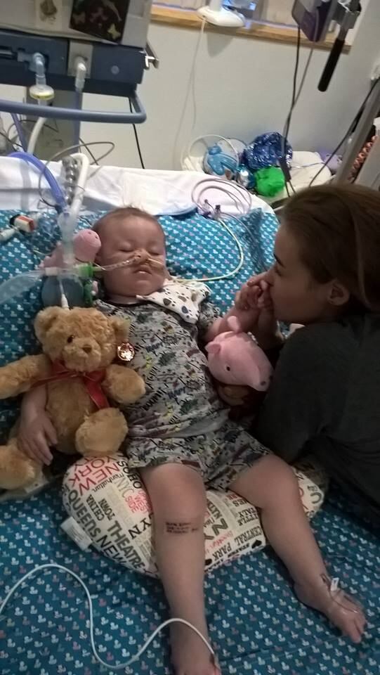 Alfie, hoje com 13 meses de idade, se encontra em coma. Seus pais, Thomas Evans e Kate James, dizem que os médicos já consideraram repetidas vezes o desligamento dos aparelhos pelos quais o bebê respira. As informações são do jornal britânico Mirror