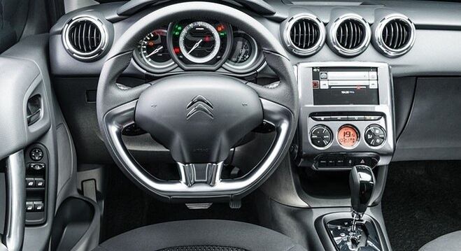 Central multimídia e ar-condicionado digital passam a ser padrão na linha 2018 do compacto