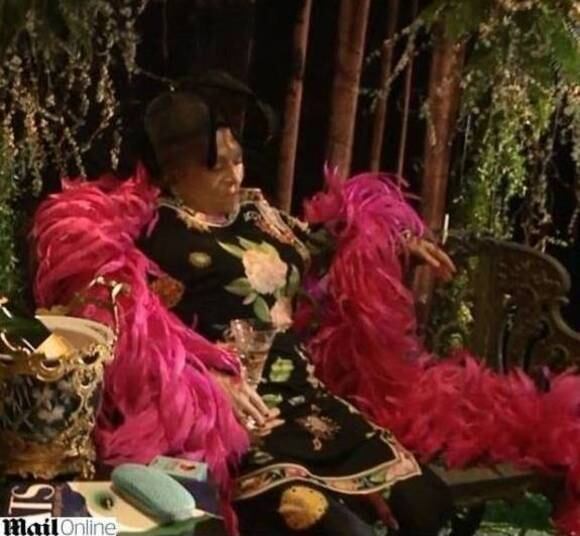 E assim foi feito: serviram champanhe no local e muita gente foi fotografada sorrindo, enquanto a senhora ficava num canto do lugar, segurando cigarro com uma piteira estilosa. Madame Easterling era vaidosa e festeira. Uma conhecida maquiadora foi contratada para deixá-la bem produzida para o funeral. Ela era engraçada: pediu um bordado com a inscrição curiosa e insolente: "Vadia