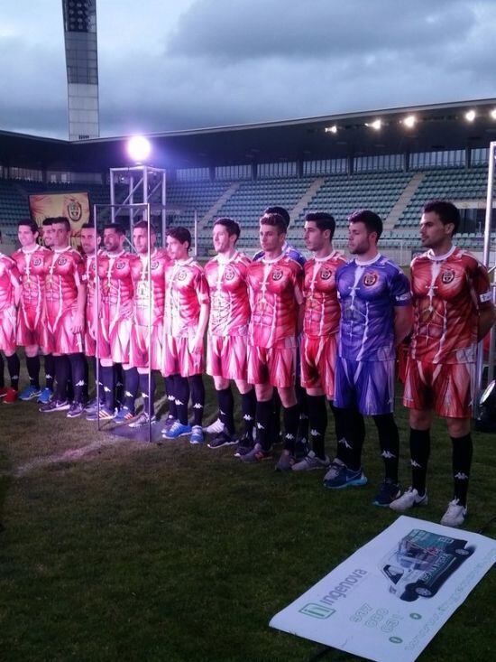 Mesmo assim, o jogadores da equipe parecem ter abraçado a ideia e estavam empolgados durante a apresentação dos uniformes