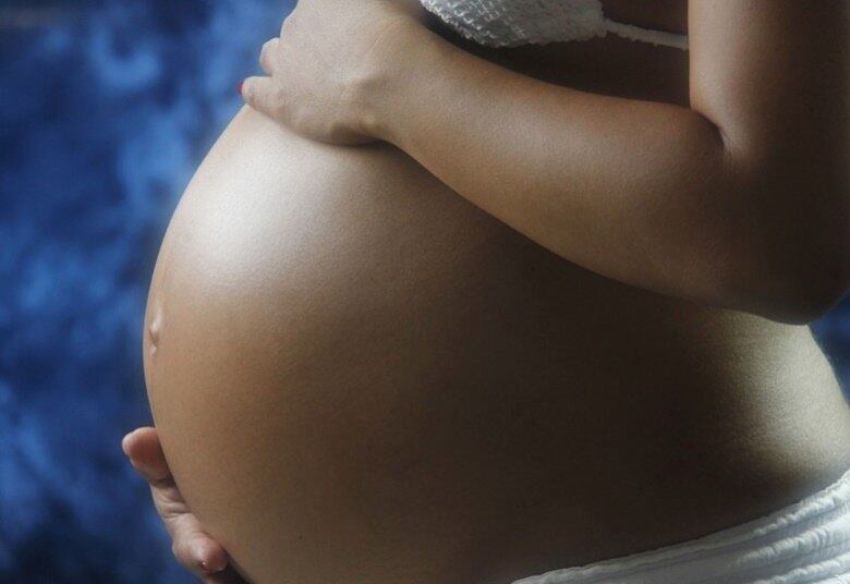 O processo de seleção das mulheres que vão gerar o bebê é bastante rigoroso: "A gente tem que saber que ela já passou por uma gravidez e que não teve complicações na gestação e nem no parto. Fora isso, ela passa por uma série de exames para ter a certeza que ela tem a capacidade física para passar por uma gravidez. Depois disso, ela ainda terá uma avaliação psicológica", explica o diretor executivo de uma empresa especializada em barriga de aluguel, Roy Rosenblatt Nir.