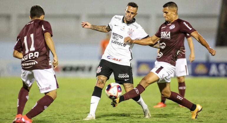 Luan disputa lance na última partida entre Corinthians e Ferroviária, em 2021
