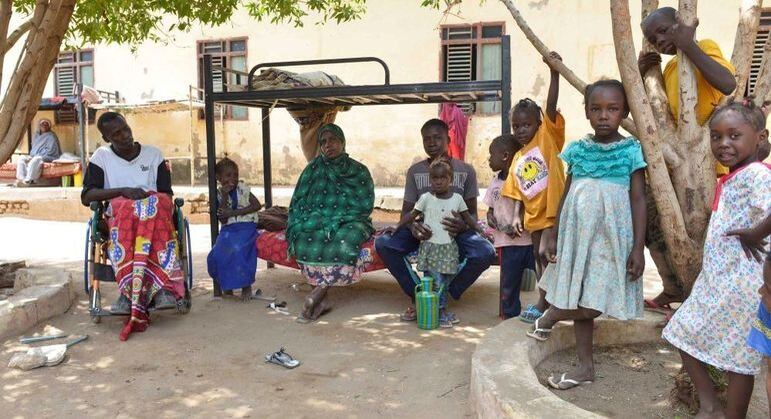 Família teve de deixar sua cidade por causa da violenta disputa entre os generais que lutam pelo poder. Estas pessoas estão agora abrigadas numa área da Universidade de al-Jazira, em al-Hasaheisa, sul da capital, Cartum