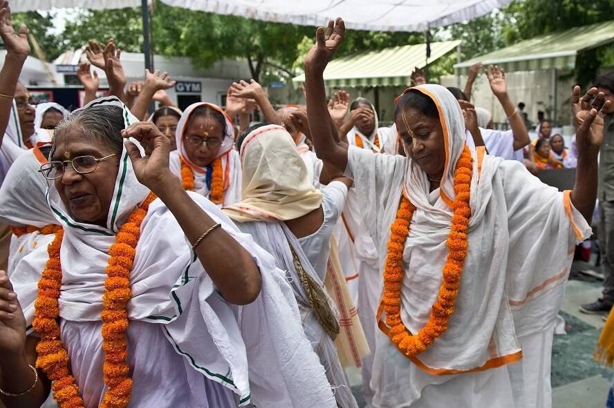 Viúvas religiosas das cidades de Vrindavan e Varanasi participam de um protesto na Índia durante o Dia Internacional das Viúvas. 
A data foi definida pela ONU em dezembro de 2010, durante uma assembleia. 
As mulheres buscam auxílio de seus países para sua autoproteção, ajuda de custo, e se empenham na luta contra injustiças sociais 