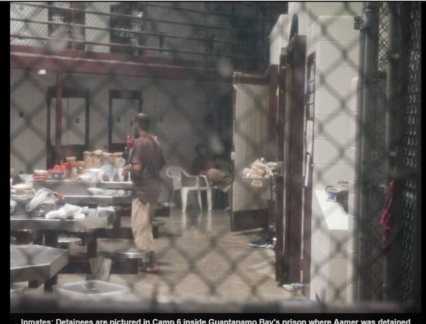 Aamer lembra também dos crueis "interrogatórios", bastante recorrentes entre as grades de Guantánamo