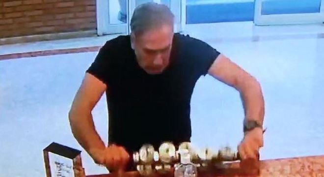 Morador que usou spray foi flagrado usando chacoalho na recepção do prédio