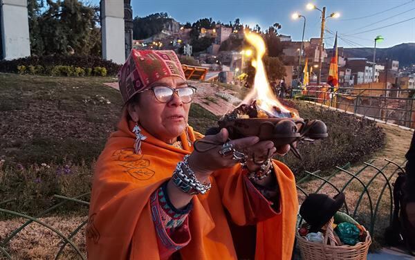 Do outro lado
do morro, a "amauta", ou líder espiritual indígena Elena Martínez, de origem
quiúcha, preparou uma oferenda com doces tradicionais de diversos formatos,
plantas medicinais, incensos e outros