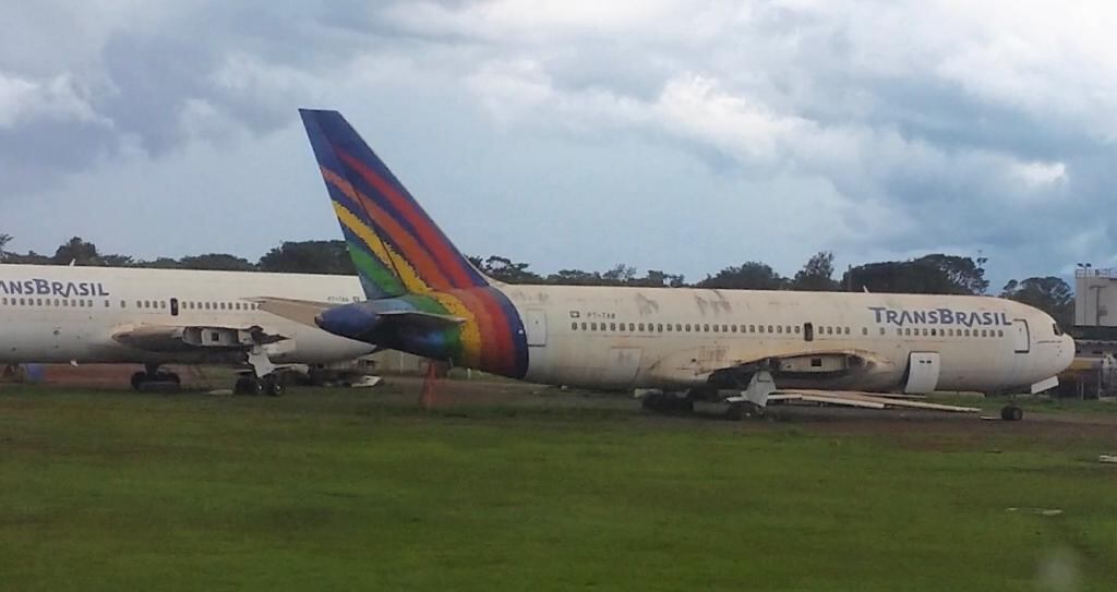Aviões fora de atividade recolhidos do pátio do Aeroporto de Brasíliar