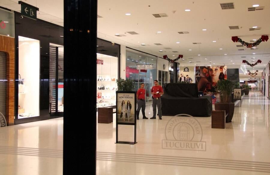 Lojistas do Shopping Metrô Tucuruvi, na zona norte de São Paulo, antecipam fechamento das lojas devido a um princípio de tumulto na noite deste sábado (4). Veja mais