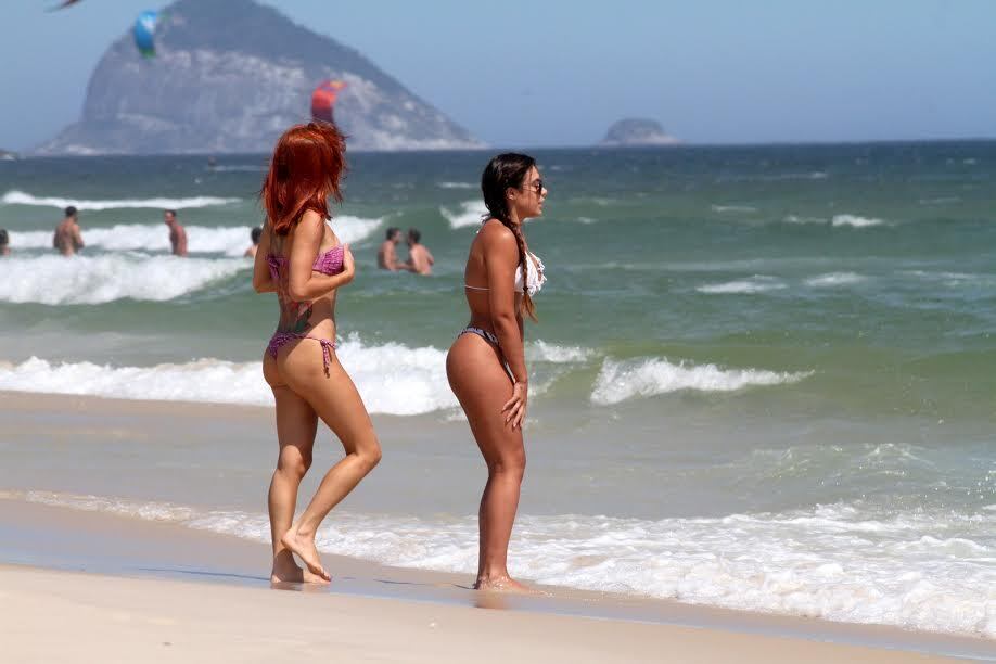 Patricia Jordane exibe corpão na praia