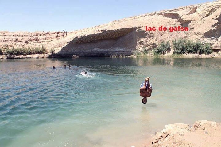 O Lago de Gafsa está atraindo turistas do mundo todo, já que não se sabe
por quanto tempo ele ainda irá existir. Por isso, a quantidade de
mergulhadores só aumenta, mesmo com os avisos das autoridades de que a
água não é própria para banho
