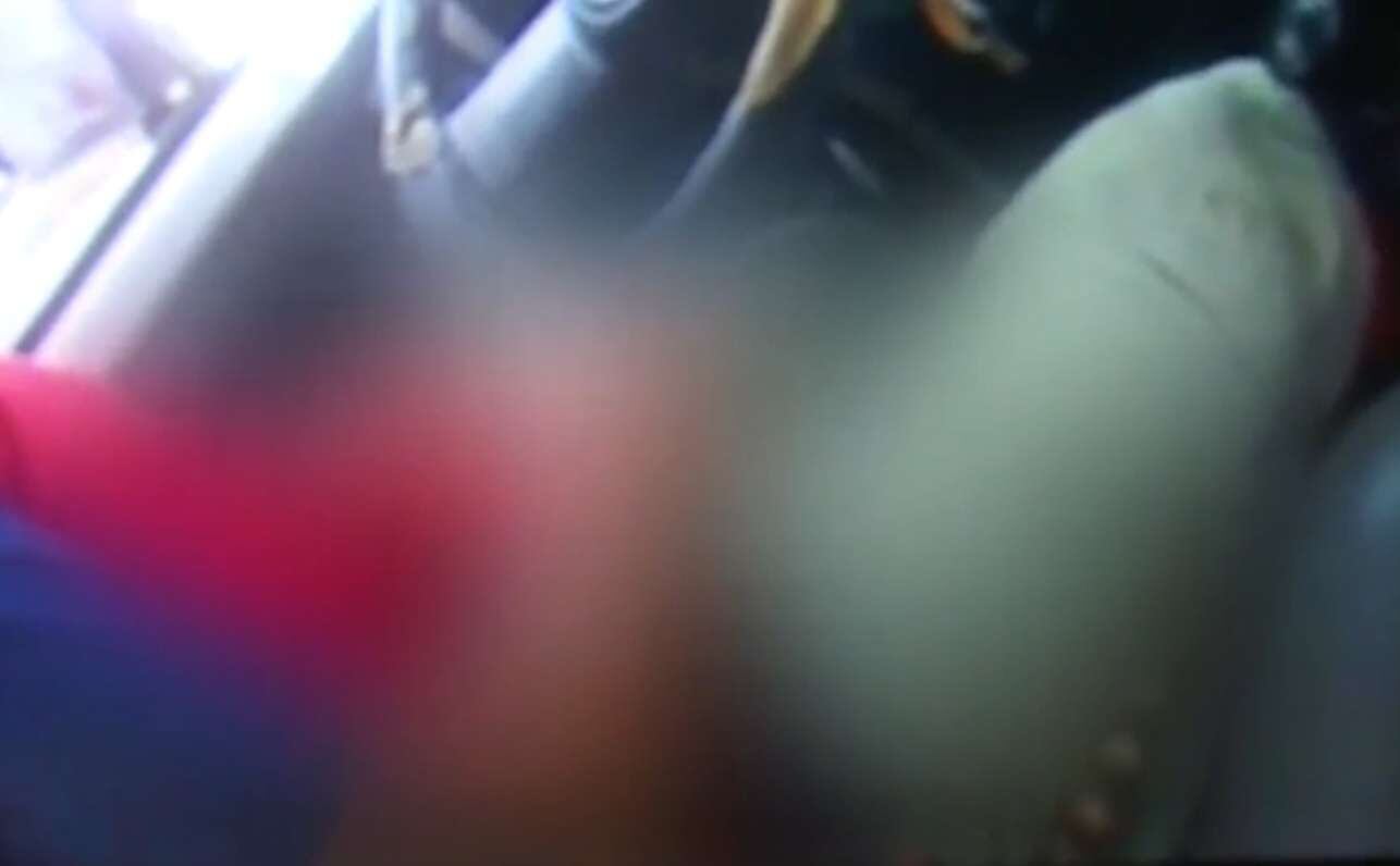 Homem foi filmado praticando gesto obsceno na frente de adolescentes