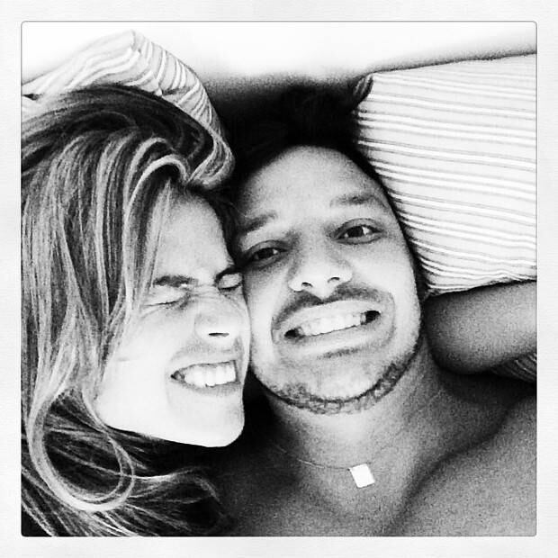 Os dois aparecem brincando na cama