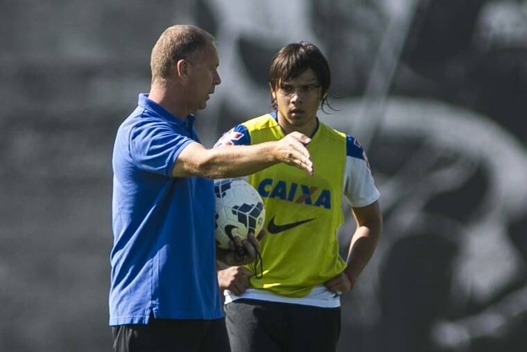 Contratado
no meio do ano passado do Cerro Porteño (PAR), por cerca de R$ 7 milhões, o
paraguaio chegou a ter oportunidades como titular com Mano Menezes, mas também
terminou a temporada na reserva e sem moral com a torcida. 