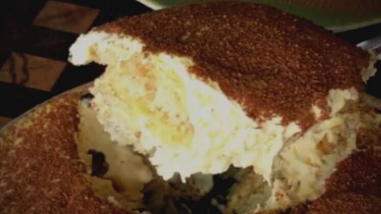 Para os pais que gostam de café, o Tiramisu é uma ótima opção:

Ingredientes:

4 ovos
1/2 xícara de café expresso frio
15 biscoitos champanhe
350g de queijo mascarpone
Chocolate em pó e açúcar

Preparo:

Bata as claras em neve e reserve. Em outro recipiente, bata as gemas com 4 colheres de sopa de açúcar, adicione o queijo e depois acrescente a clara em neve e misture. Molhe os biscoitos no café e coloque em uma travessa, formando a primeira camada, depois adicione o creme e faça mais uma camada de biscoito. Com o resto do creme, faça a última camada e polvilhe chocolate por cima para finalizar.