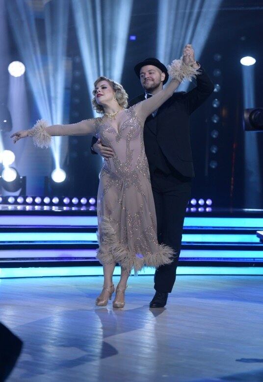 Já Victor Sarro e Bruna se inspiraram na elegância dos anos 50 para escolher o figurino. O humorista apostou em um tradicional smoking, enquanto sua parceira de dança usou um vestido de festa longo e romântico