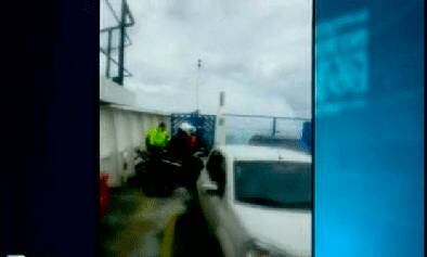 Ondas fortes invadiram a embarcação e danificaram três carros e uma moto